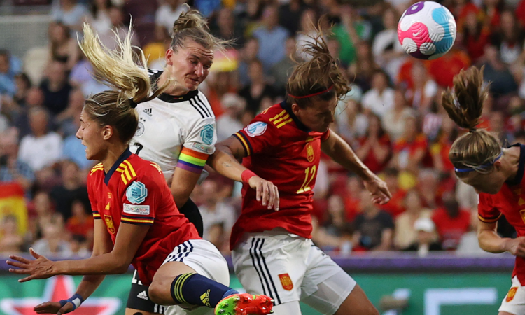 Futbolistas femeninas de Alemania y España
