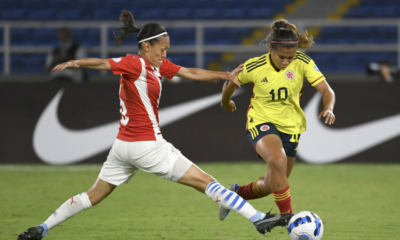 Futbolistas femeninas de Colombia y Paraguay