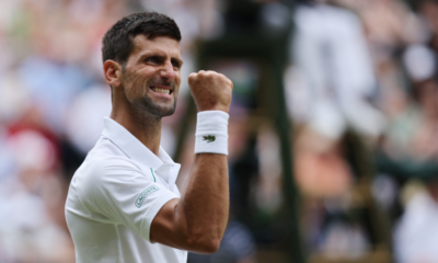 El tenista serbio Novak Djokovic celebrando su triunfo en los cuartos de final de Wimbledon 2022