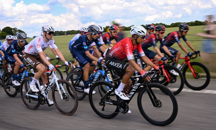 Nairo Quintana y varios ciclistas en las carreteras del Tour de Francia 2022