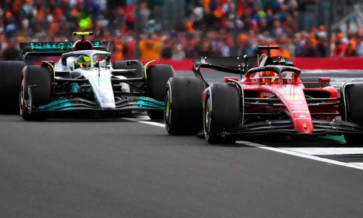 Lewis Hamilton lucha contra Charles Leclerc