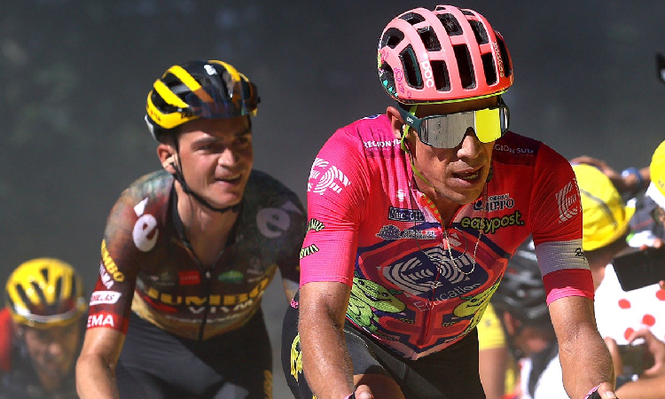 Rigoberto Urán corriendo el Tour de Francia