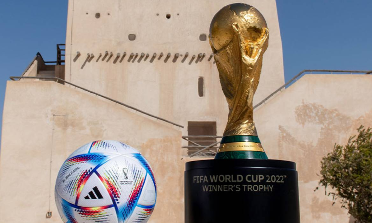 Trofeo y balón oficial de la Copa Mundo 2022