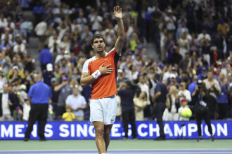 Carlos Alcaraz saludando al público tras coronarse campeón del US Open 2022