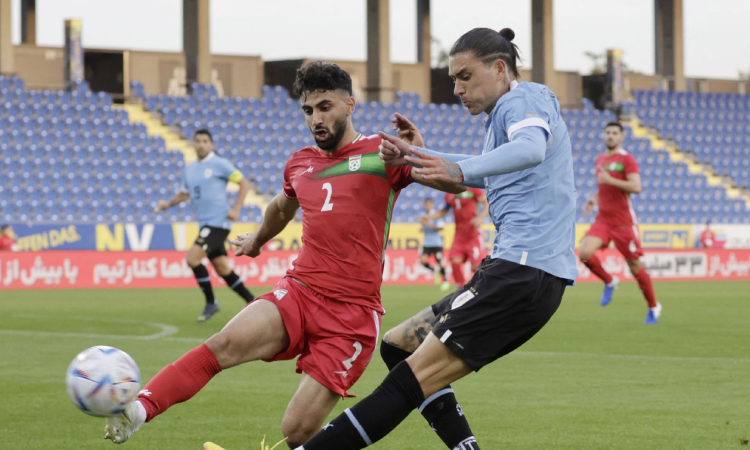Jugadores de Irán y Uruguay