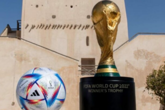 Trofeo y balón de la Copa Mundo