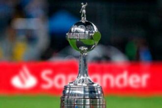 Trofeo de la Copa Libertadores, el cual podría llegar a Colombia en el 2023