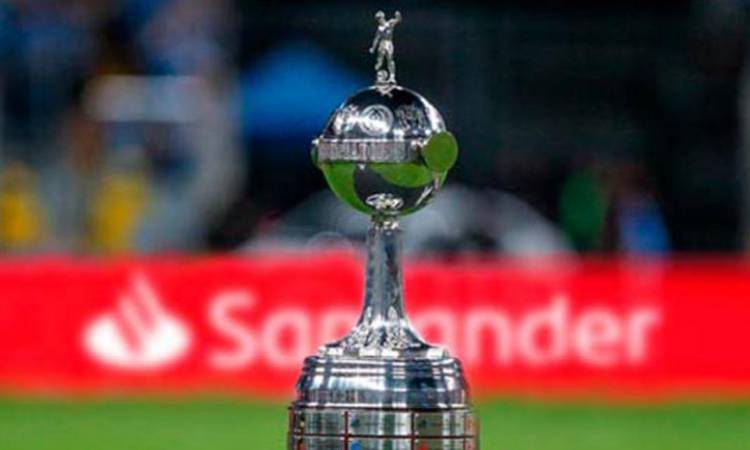 Trofeo de la Copa Libertadores, el cual podría llegar a Colombia en el 2023