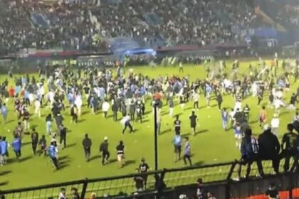 Varios hinchas murieron en Indonesia tras disturbios en un partido de fíutbol