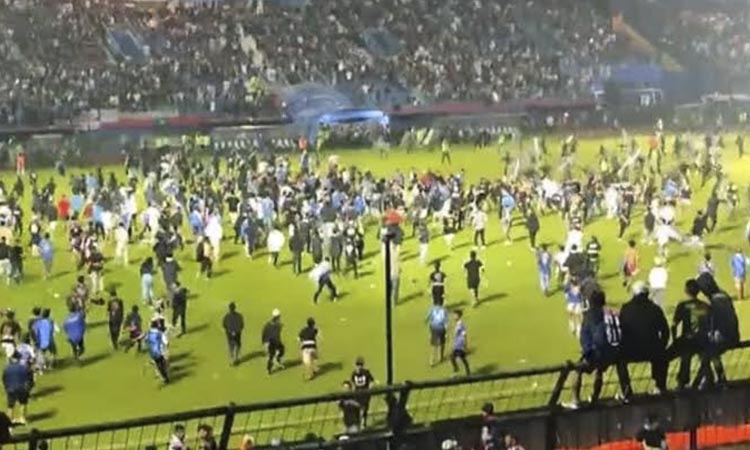Varios hinchas murieron en Indonesia tras disturbios en un partido de fíutbol