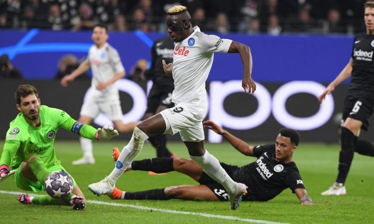 Napoli se impuso en Alemania al Eintracht Frankfurt de Santos Borré
