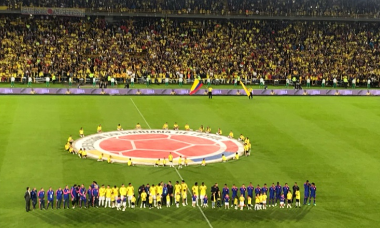 Estadio El Campín despidiendo a la Selección Colombia