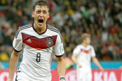 El futbolista Mesut Özil anuncia su retirada del fútbol profesional