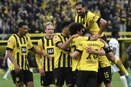 Dortmund aplastó al Frankfurt de Borré y es líder de la Bundesliga