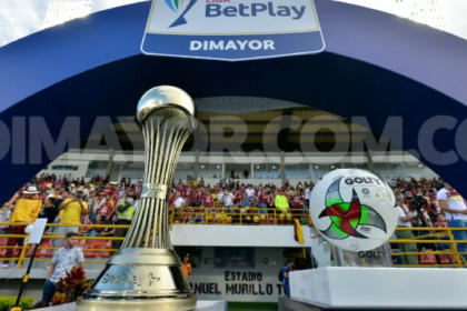 Trofeo y balón de la Liga Betplay Dimayor