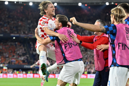 Luka Modric con sus compañeros de Croacia