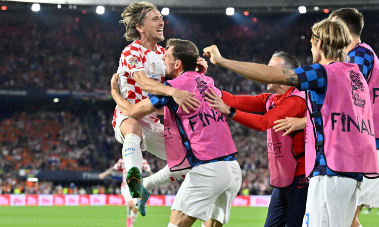 Luka Modric con sus compañeros de Croacia