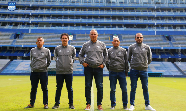 Hernán Torres y su equipo técnico