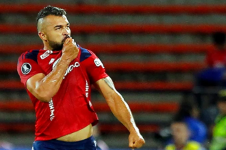 Andrés Cadavid, futbolista que juega como defensor central