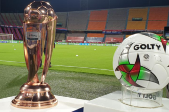 Trofeo y balón de la Copa BetPlay Dimayor 2023