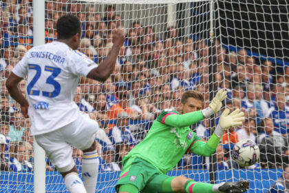 Luis Sinisterra se reportó con gol en la victoria del Leeds