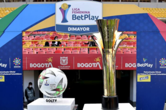 Trofeo y balón de la Liga Femenina BetPlay Dimayor