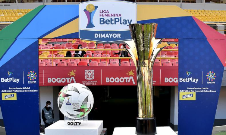 Trofeo y balón de la Liga Femenina BetPlay Dimayor