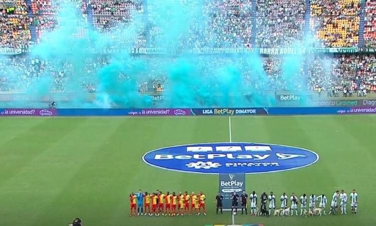 Hubo humo azul en el Atanasio en la salida del Nacional vs Pereira