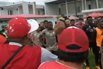 Barras bravas de Santa Fe encararon a sus jugadores en un entrenamiento