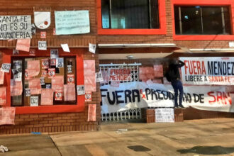 Hinchas de Santa Fe protestaron en contra de Eduardo Méndez