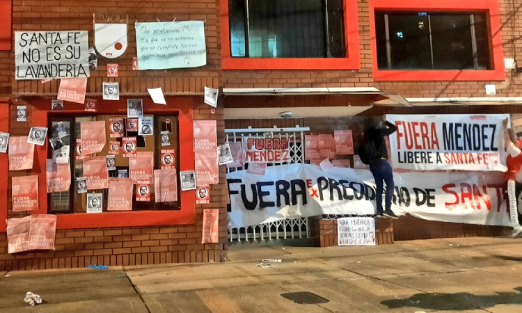 Hinchas de Santa Fe protestaron en contra de Eduardo Méndez