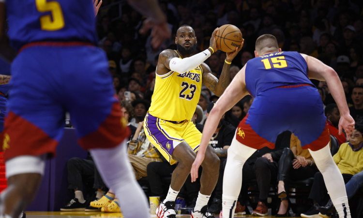 Los Lakers logran su primer triunfo ante Denver y siguen con vida
