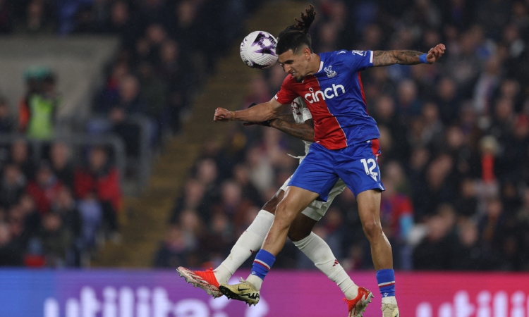 Daniel Muñoz figura en la goleada al Manchester United