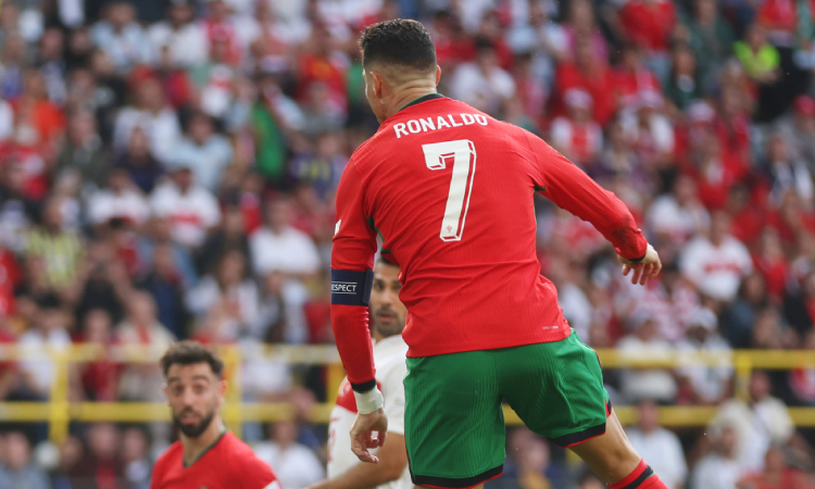 Portugal acelera en el infierno turco y va a los octavos de la Eurocopa