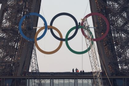 Los anillos olímpicos ya lucen en la Torre Eiffel