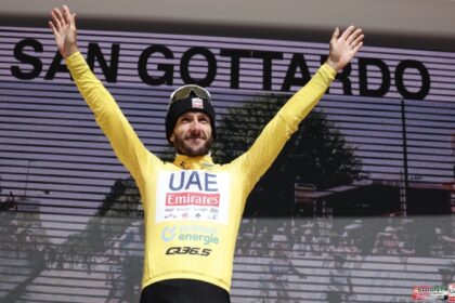 Adam Yates gana la quinta etapa y es líder en el Tour de Suiza