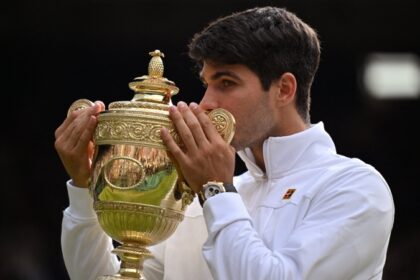 Carlos Alcaraz gana Wimbledon tras derrotar a Novak Djokovic