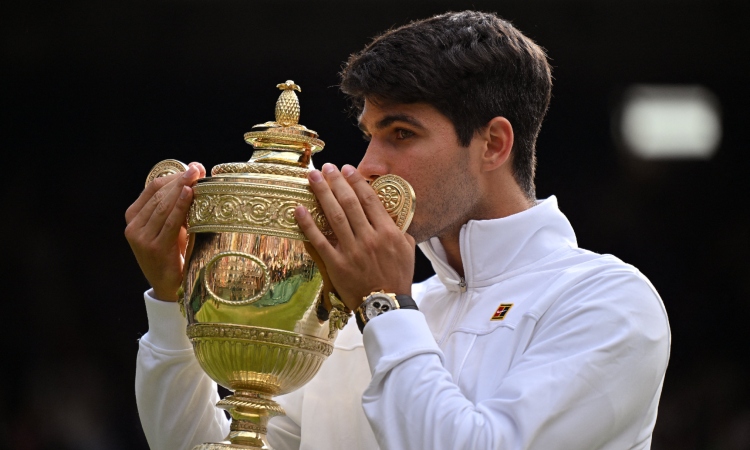 Carlos Alcaraz gana Wimbledon tras derrotar a Novak Djokovic