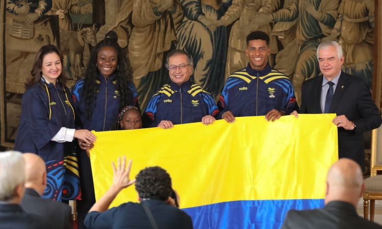 El Comité Olímpico Colombiano recibió el pabellón nacional