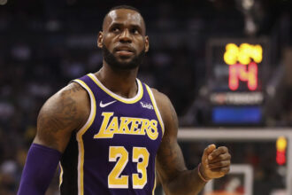 LeBron James renovará con Lakers por dos temporadas más