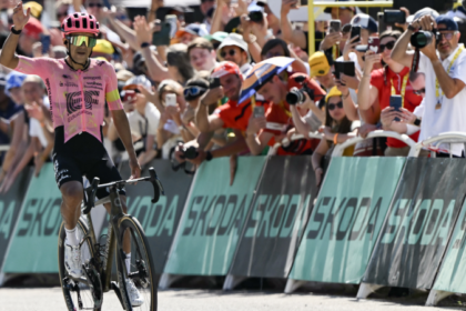 Richard Carapaz ganó la etapa 17 del Tour de Francia 2024