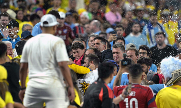 Una pelea en las gradas empaña el final del Colombia-Uruguay