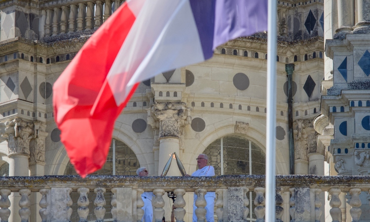 El relevo de la llama llega a París para elevar la fiebre olímpica