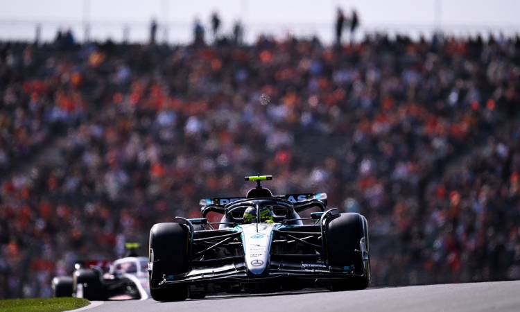 Mercedes y McLaren dominan los libres en Países Bajos