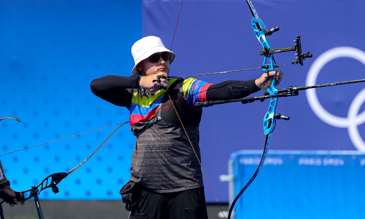 Tiro con arco: Santiago Arcila clasificó a los octavos de París 2024