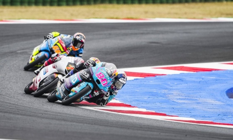 El colombiano David Alonso mantiene el liderato del Moto3