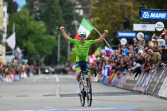 Tadej Pogacar firma una gesta histórica y es campeón mundial