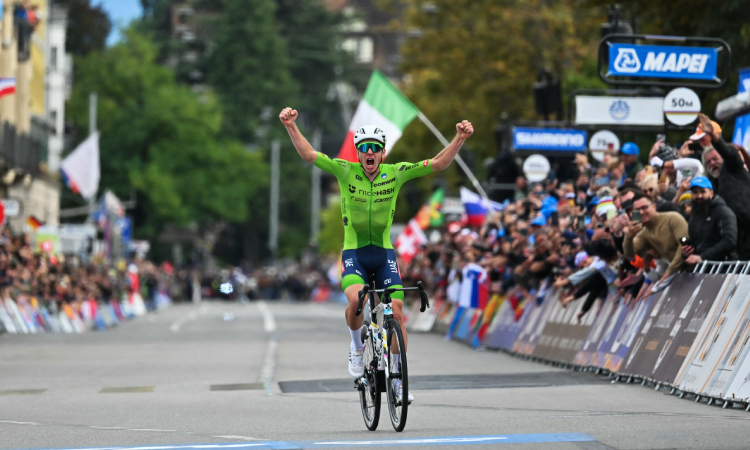 Tadej Pogacar firma una gesta histórica y es campeón mundial