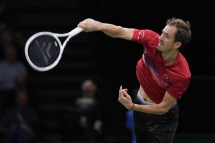 Medvedev cae en su debut en París, Etcheverry se despide ante Dimitrov