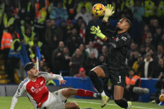 Chelsea y Arsenal empataron y beneficiaron al Liverpool y City